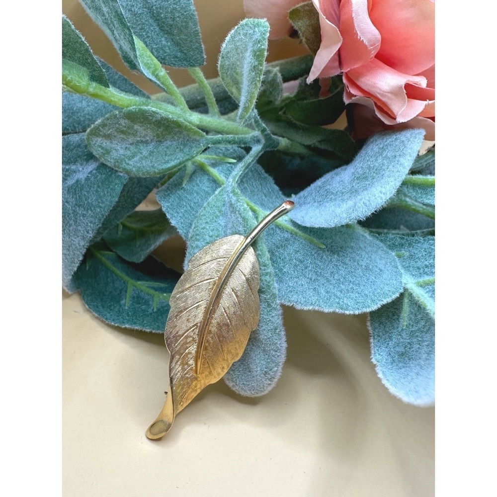 Avon Vintage Signed Gold Tone leaf Pin